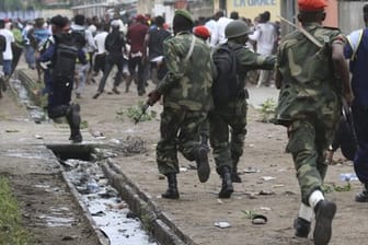 Kongolesische Sicherheitskräfte verfolgen am 31.12.2017 in Kinshasa (Kongo) Demonstranten. Während einem Protest gegen Präsident Kabilas Weigerung zum Rücktritt wurden zwei Männer von Sicherheitskräften niedergeschossen.