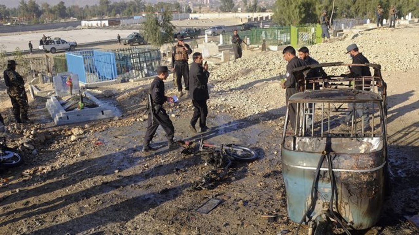 Afghanische Sicherheitskräfte untersuchen die Stelle eines Anschlags.