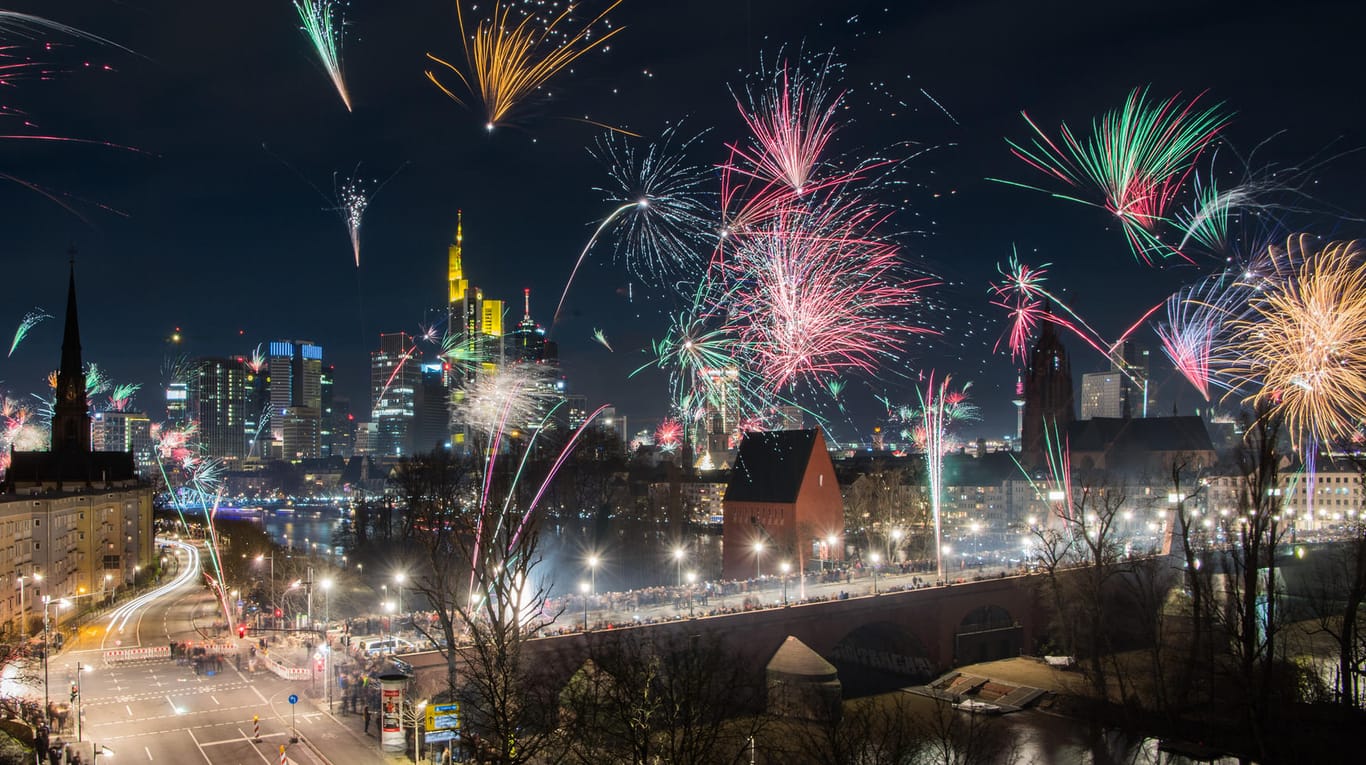 Feuerwerk über Frankfurt am Main: Auf den großen Silvesterpartys in Deutschland blieb es bis kurz nach Mitternacht weitgehend friedlich.