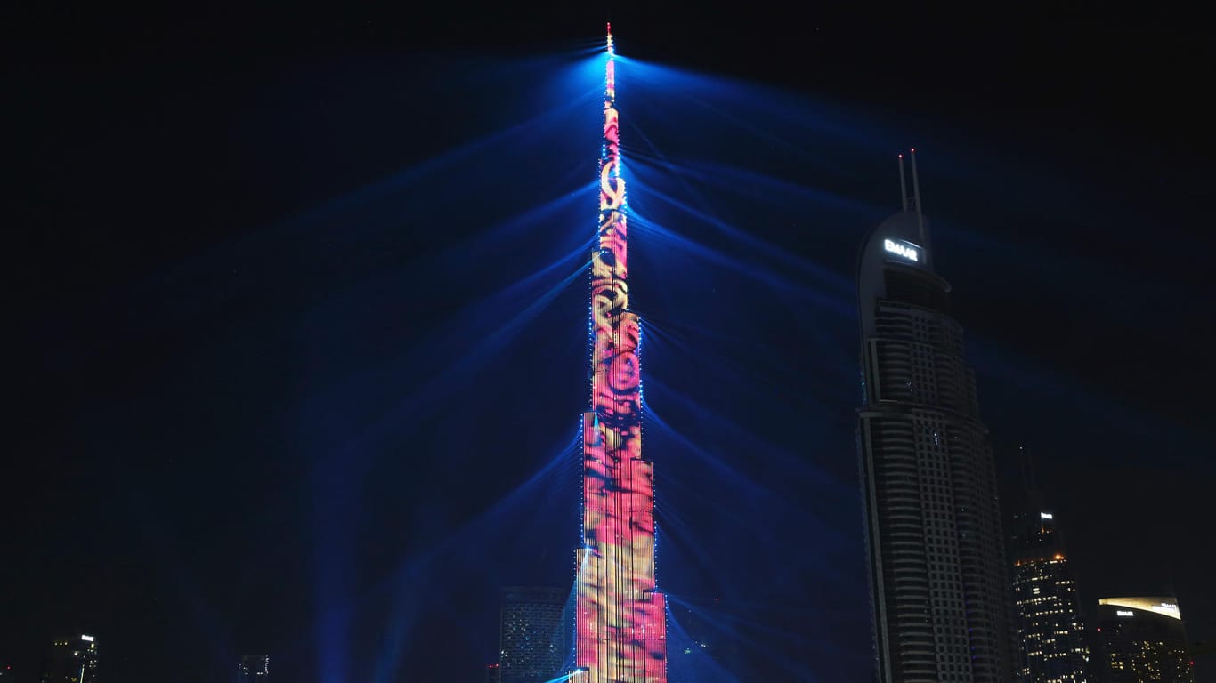 Spektakel in Dubai: Im Golf-Emirat wurde das neue Jahr mit einer ausgefallenen Licht-Show am Burj Khalifa, dem höchsten Gebäude der Welt, gefeiert.