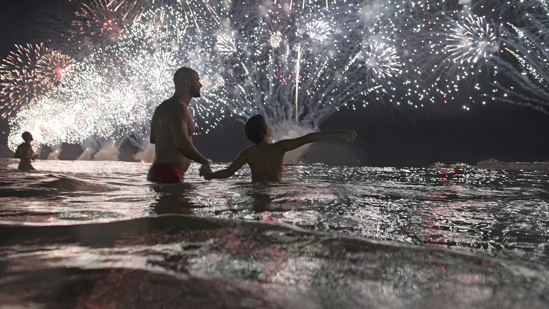 Am Badestrand das neue Jahr begrüßen: Im brasilianischen Rio de Janeiro taten das viele Feiernde. Am Badestrand das neue Jahr begrüßen: Im brasilianischen Rio de Janeiro taten das viele Feiernde.
