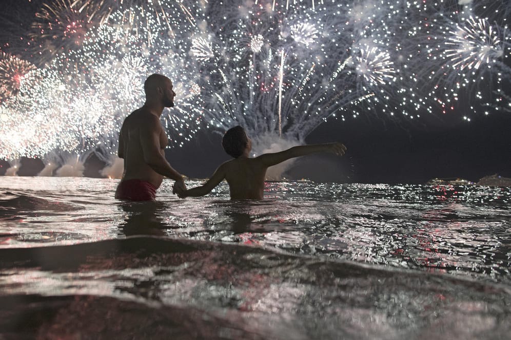 Am Badestrand das neue Jahr begrüßen: Im brasilianischen Rio de Janeiro taten das viele Feiernde.