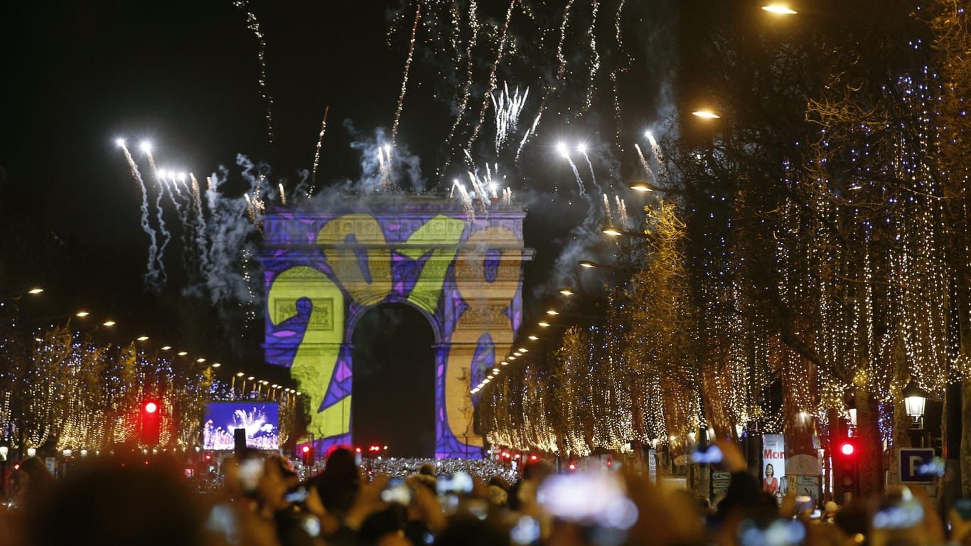 Feiern in Frankreich: Über dem Triumphbogen in Paris erleuchtete Feuerwerk den Himmel.
