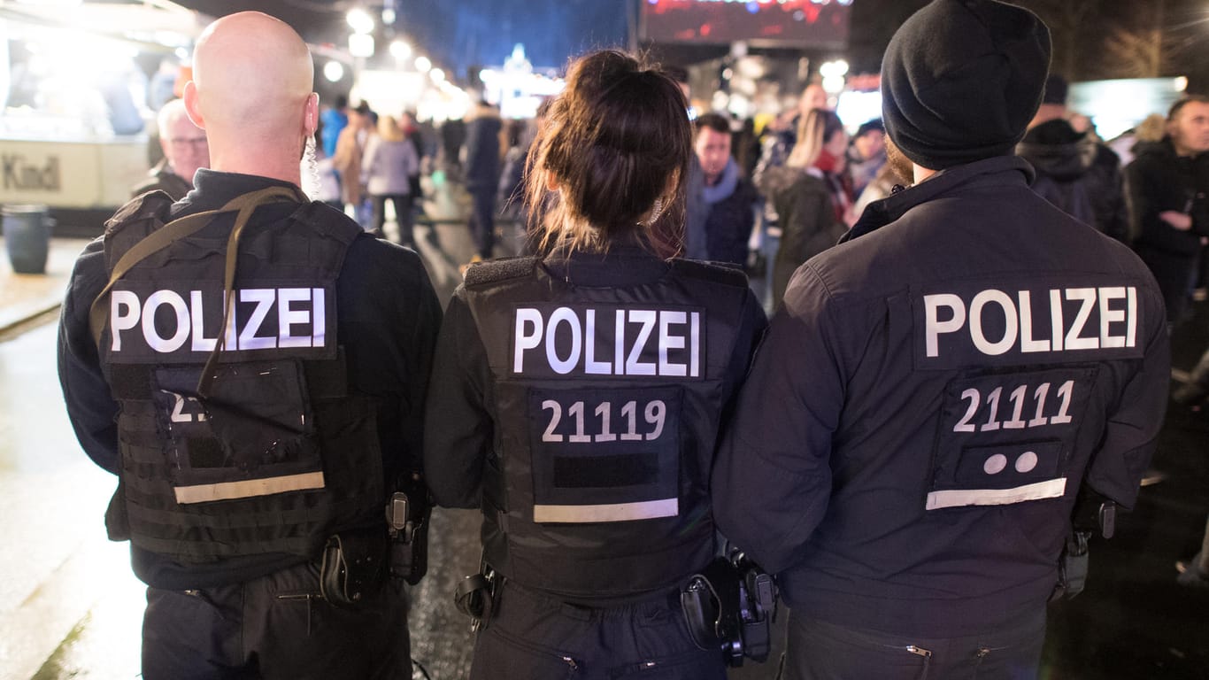 Polizisten in Berlin: In vielen Großstädten hatten die Sicherheitskräfte ihr Polizeiaufgebot in diesem Jahr erhöht.