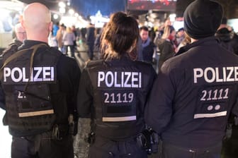 Polizisten in Berlin: In vielen Großstädten hatten die Sicherheitskräfte ihr Polizeiaufgebot in diesem Jahr erhöht.