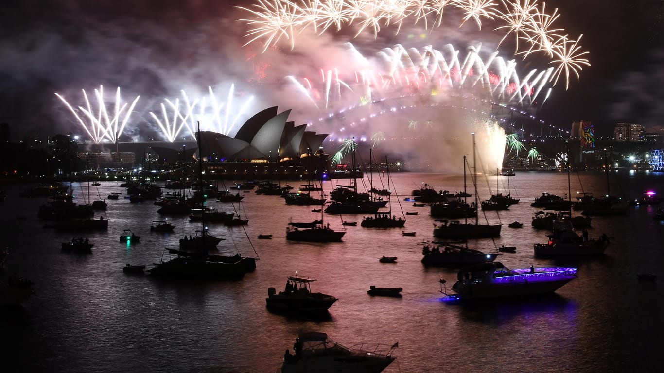 Feuerwerk über Sidney: In Regenbogenfarben leuchtete die Pyro-Show über Australiens Hauptstadt.