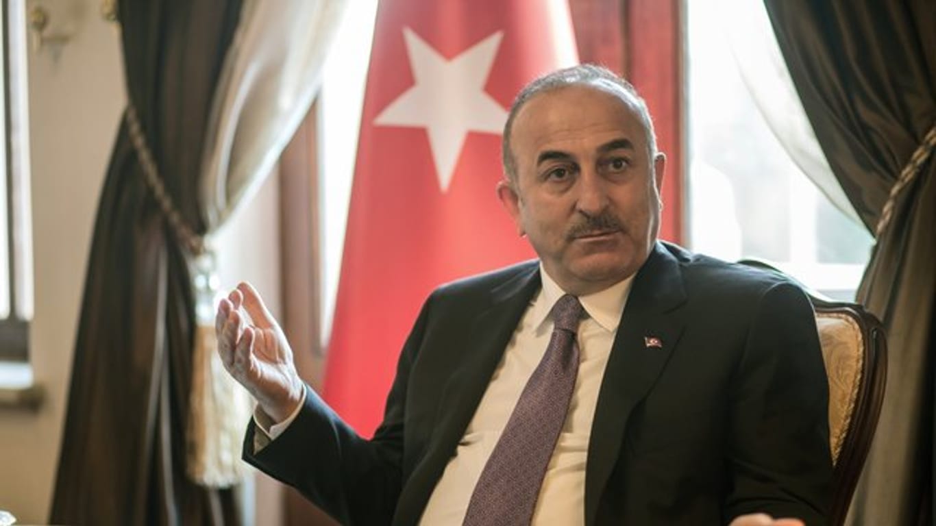 Der türkische Außenminister Mevlüt Cavusoglu während eines dpa-Interviews in Ankara.