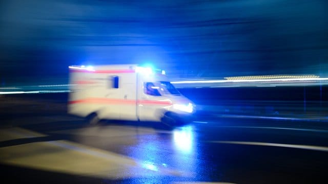 Ein Rettungswagen mit Blaulicht in Berlin im Einsatz.
