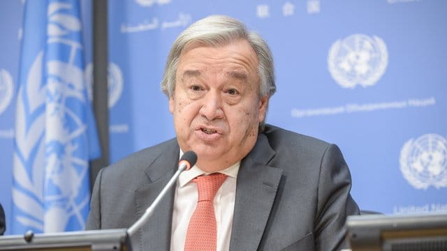 UN-Generalsekretär António Guterres: "Ich rufe die Alarmstufe Rot für unsere Welt aus". UN-Generalsekretär António Guterres: "Ich rufe die Alarmstufe Rot für unsere Welt aus".