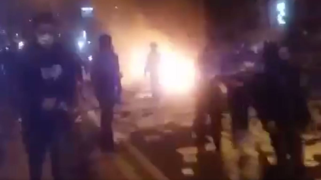 Screenshot aus einem Video, das Proteste im Iran zeigen soll: Das Staatsfernsehen berichtet von zehn Toten. Die Echtheit des Videos konnte nicht verifiziert werden, da viele Berichte nur aus sozialen Medien stammen.