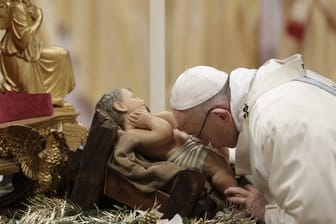 Papst Franziskus küsst bei der Neujahrsmesse in der St.