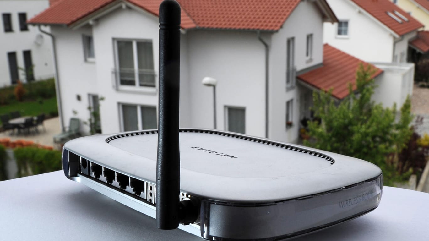 WLAN-Router vor einem Wohnhaus. (Symbolfoto)