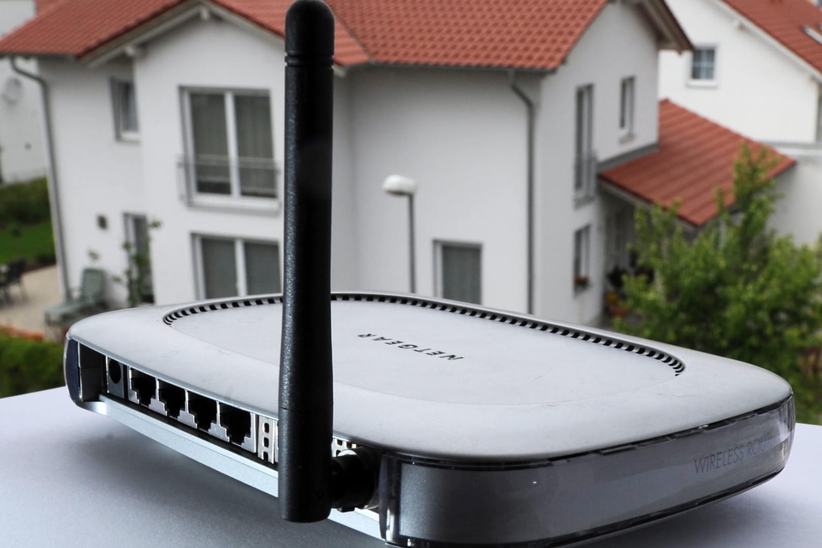 WLAN-Router vor einem Wohnhaus. (Symbolfoto)