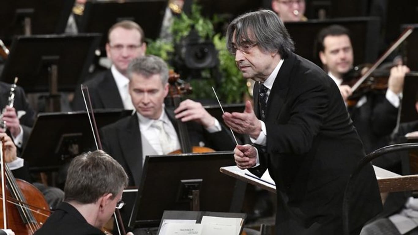 Riccardo Muti (r) beim Neujahrskonzert 2018 der Wiener Philharmoniker.