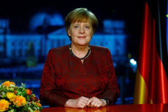 Angela Merkel: Die Bundeskanzlerin hält ihre 13. Neujahrsansprache und spricht über die Herausforderungen des Jahres 2018. Es dürfte ein schwieriges Jahr für sie werden.