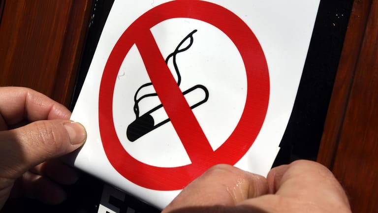 Ein Aufkleber weist auf ein Rauchverbot hin: Bereits 20 Minuten nach der letzten Zigarette spüren Sie die ersten Veränderungen.