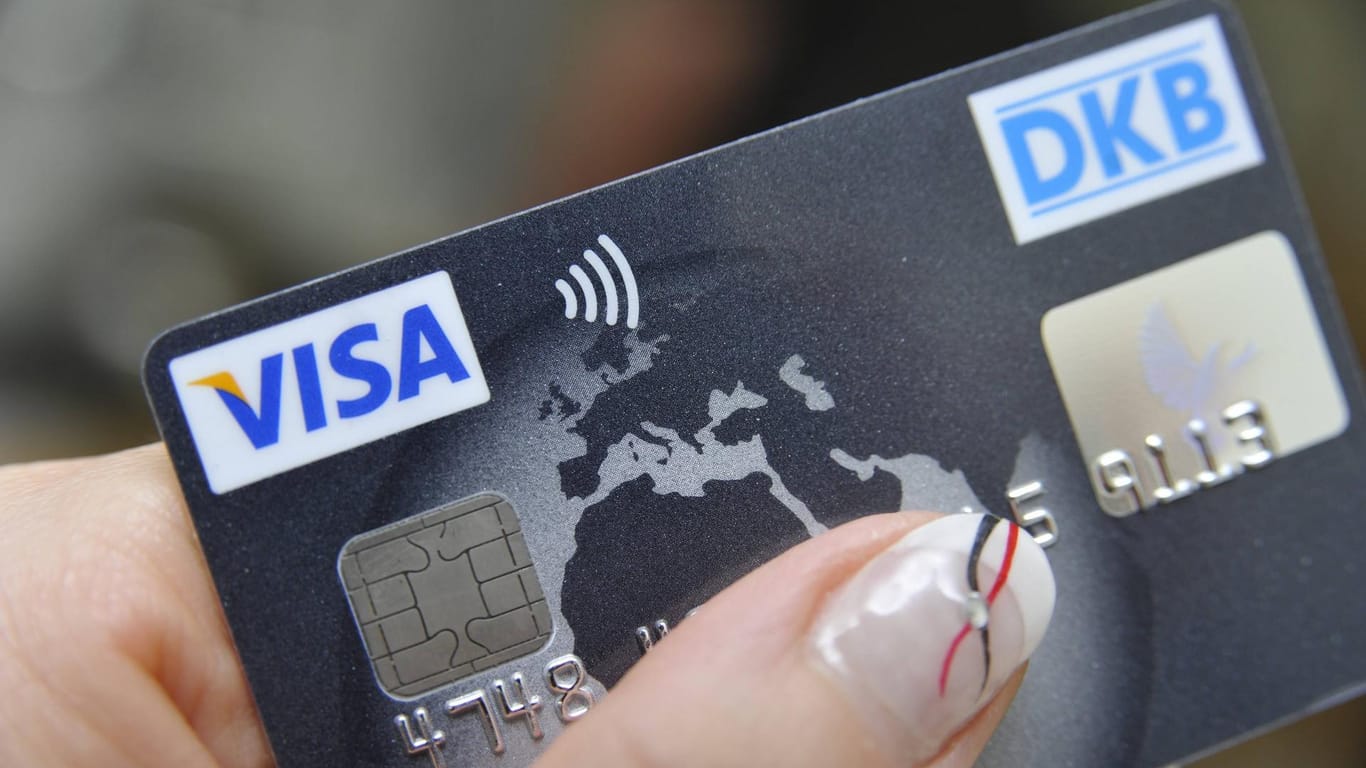 Ein kleines Symbol auf einer Kreditkarte weist auf die Funkfunktion hin.