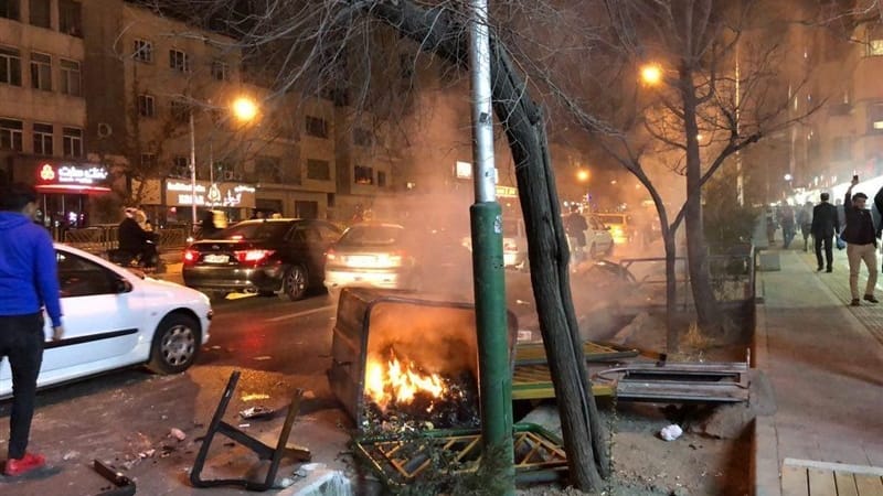 Eine brennende Mülltonne liegt in Irans Hauptstadt Teheran nach Protesten am Straßenrand. Außenminister Sigmar Gabriel ist besorgt über die Entwicklungen.