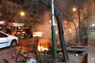 Eine brennende Mülltonne liegt in Irans Hauptstadt Teheran nach Protesten am Straßenrand. Außenminister Sigmar Gabriel ist besorgt über die Entwicklungen.