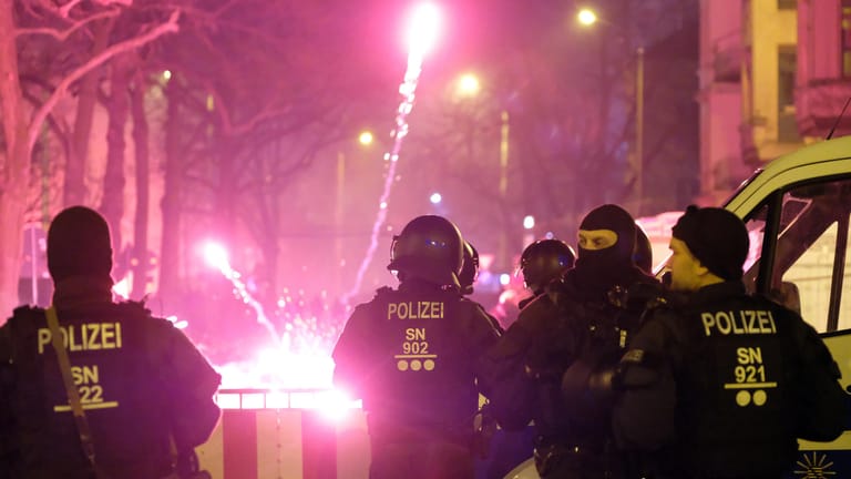 Ausschreitungen in Leipzig: Rettungs- und Sicherheitskräfte wurden in der Silvesternacht an vielen Orten Deutschlands Opfer von Angriffen.