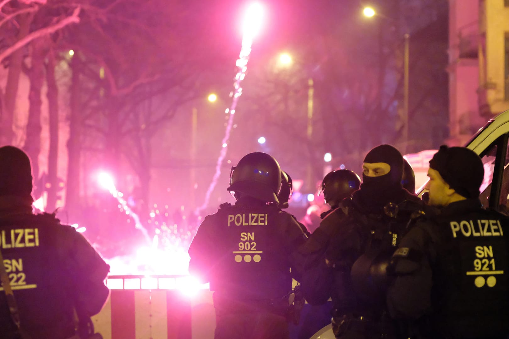 Ausschreitungen in Leipzig: Rettungs- und Sicherheitskräfte wurden in der Silvesternacht an vielen Orten Deutschlands Opfer von Angriffen.
