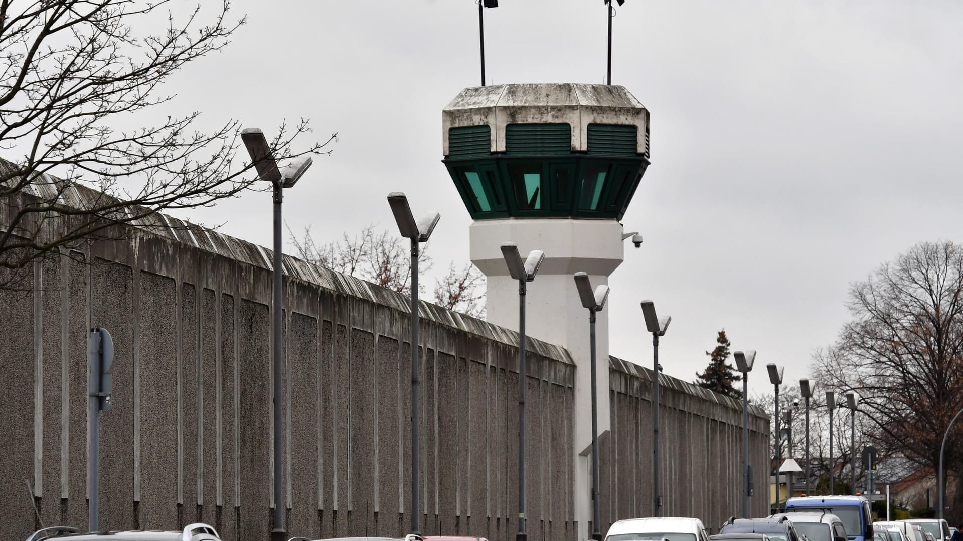 Die JVA Plötzensee in Berlin: Mittlerweile sind den Wärtern schon sieben Gefangene abhanden gekommen. Die JVA Plötzensee in Berlin: Mittlerweile sind den Wärtern schon sieben Gefangene abhanden gekommen.