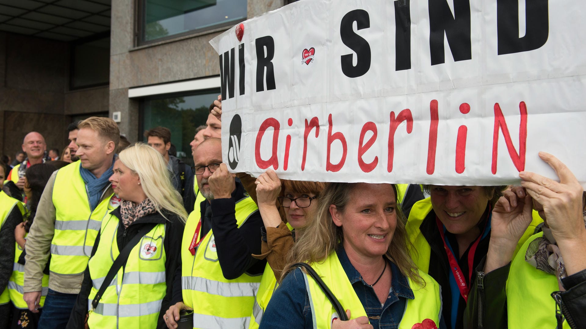Mitarbeiter der insolventen Air Berlin: Wenn Unternehmer scheitern, leiden darunter Mitarbeiter und Investoren. Mitarbeiter der insolventen Air Berlin: Wenn Unternehmer scheitern, leiden darunter Mitarbeiter und Investoren.