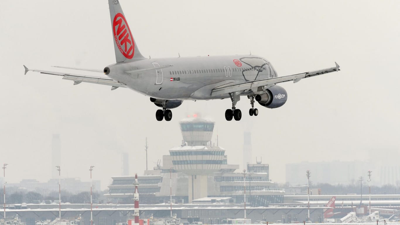 Ein Passagierflugzeug des Unternehmens Niki landet in Berlin-Tegel.