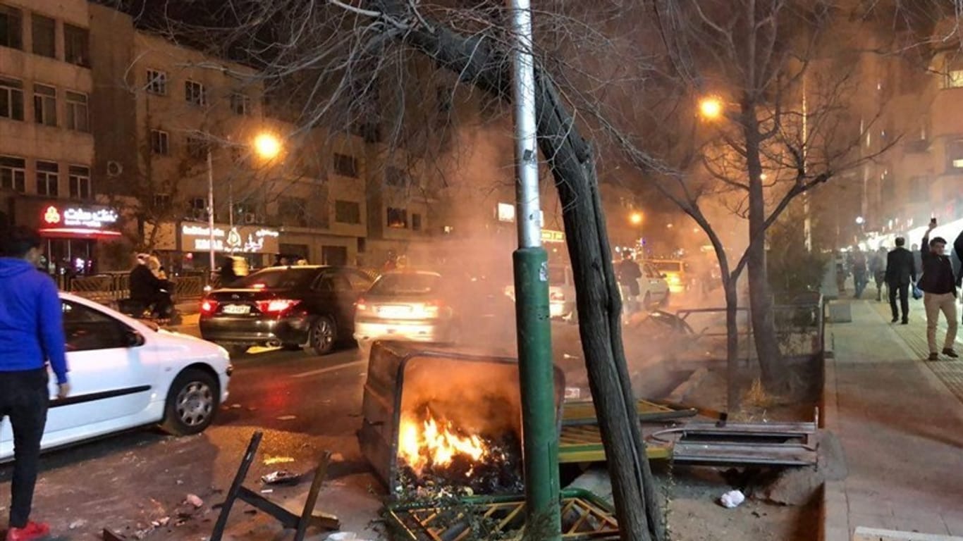 Proteste im Iran: Brennende Mülltonnen nach einer Demonstration in Teheran.