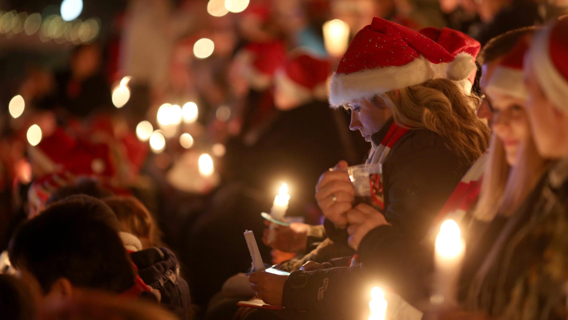 Weihnachtssingen beim 1. FC Union in Berlin: Wer sich über Weihnachten und Silvester nicht mit Nachrichten, sondern mit Feiern, Singen und der Familie beschäftigt hat, kann die wichtigsten Ereignisse der Feiertage hier nachlesen.