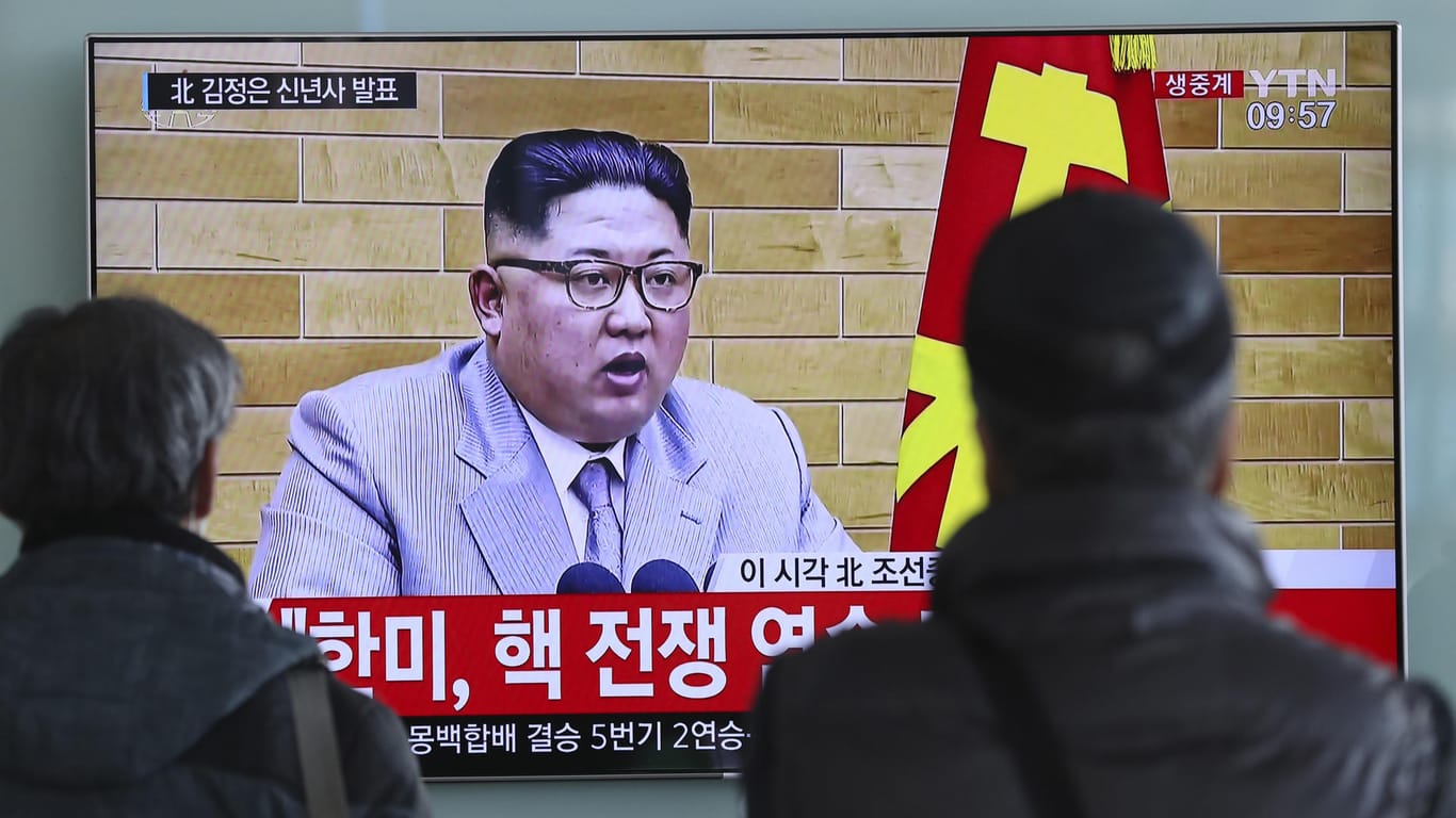 Passanten in Seoul verfolgen die Neujahrsansprache des nordkoreanischen Machthabers Kim Jong Un: Der Süden und der Norden könnten schon bald diplomatische Gespräche aufnehmen.
