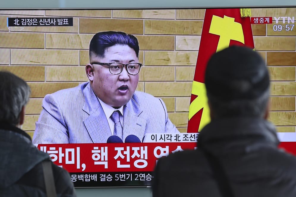 Passanten in Seoul verfolgen die Neujahrsansprache des nordkoreanischen Machthabers Kim Jong Un: Der Süden und der Norden könnten schon bald diplomatische Gespräche aufnehmen.