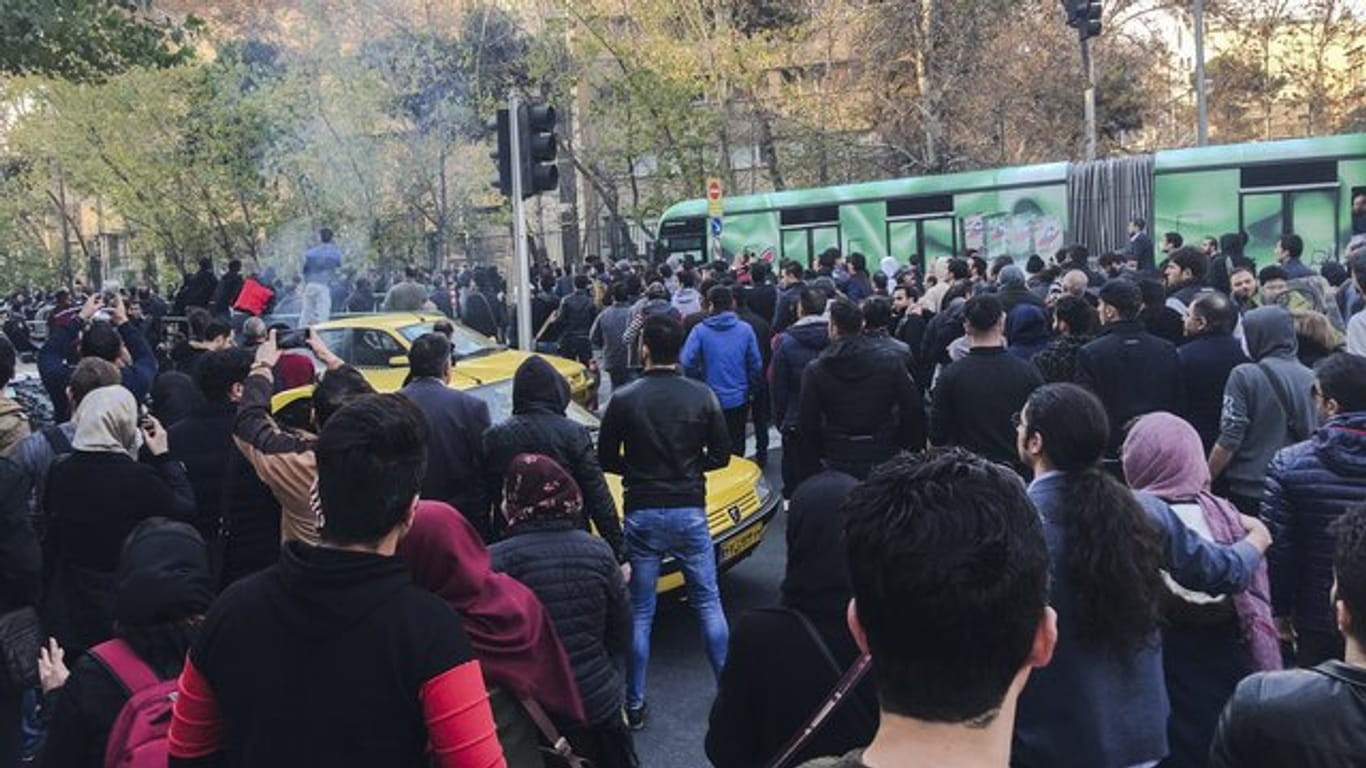 Demonstranten stehen auf einer Kreuzung in Teheran.