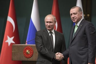 Der türkische Präsident Recep Tayyip Erdogan (r) bei einem Treffen mit Russlands Präsidenten Wladimir Putin in Ankara.