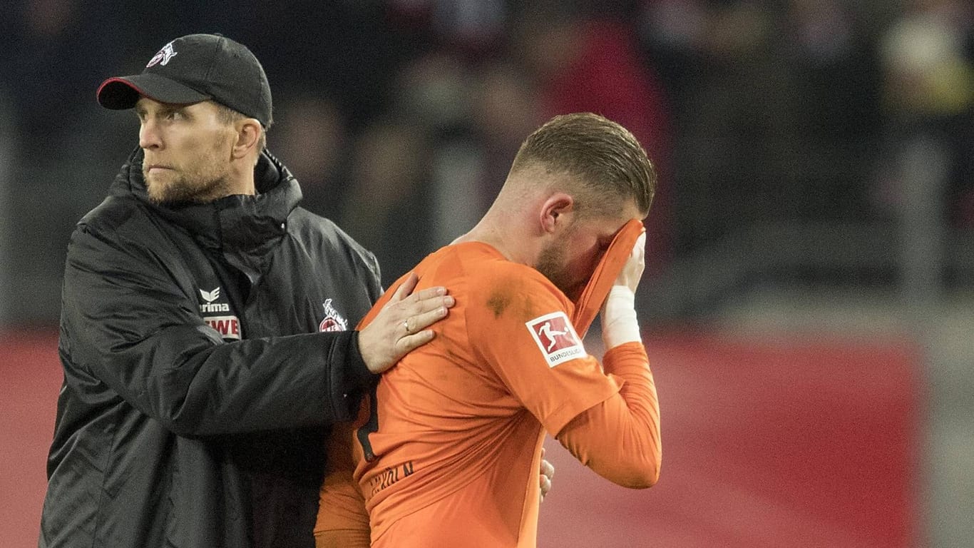 Alexander Bade (l.) tröstet Köln-Keeper Timo Horn: Der langjährige Torwarttrainer steht beim FC vor dem Abschied.
