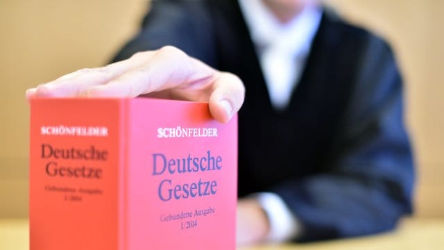 Bis 2030 verliert die deutsche Justiz nach Angaben des Deutschen Richterbunds mehr als 10 000 Richter und Staatsanwälte. Bis 2030 verliert die deutsche Justiz nach Angaben des Deutschen Richterbunds mehr als 10 000 Richter und Staatsanwälte.
