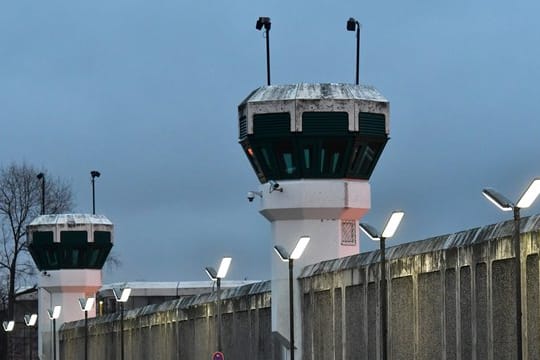 Blick auf die Gefängnismauer und zwei Wachtürme der Justizvollzugsanstalt Plötzensee in Berlin.