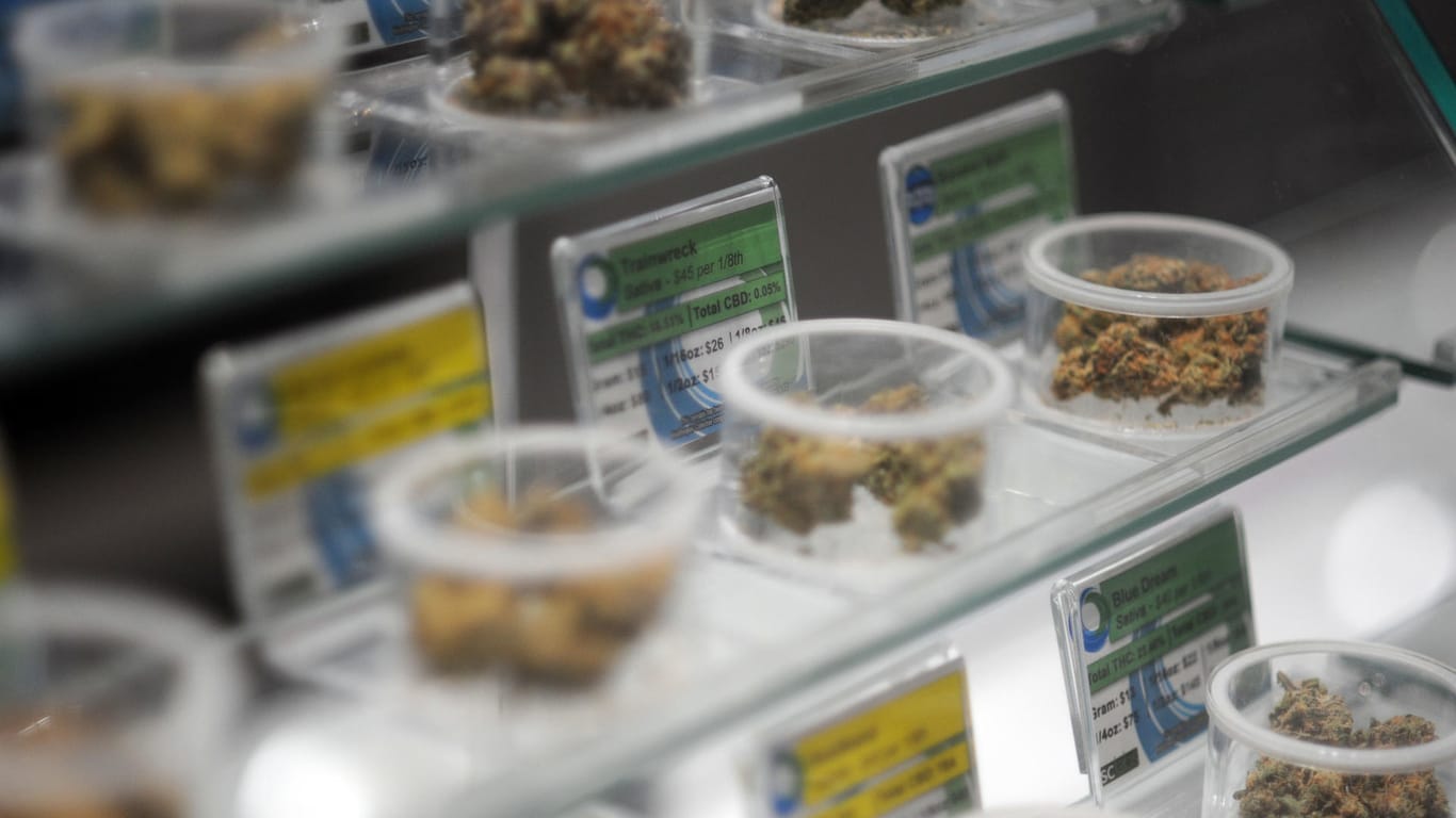 Diverse Sorten Marihuana werden in einem Geschäft in Santa Cruz, Kalifornien verkauft.
