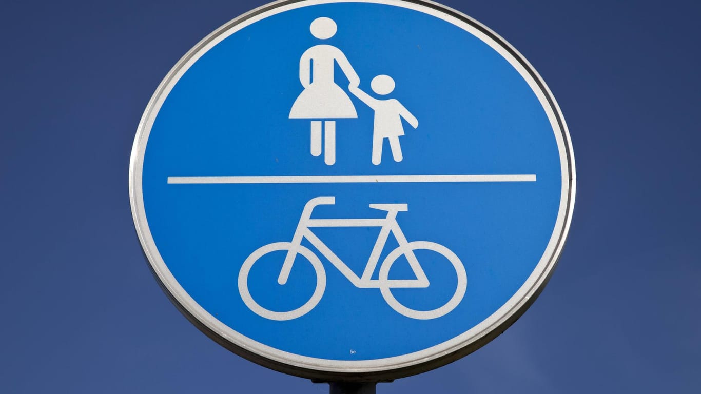Verkehrsschild für einen Fuß- und Radweg: Radler müssen hier besonders auf Fußgänger achtgeben.