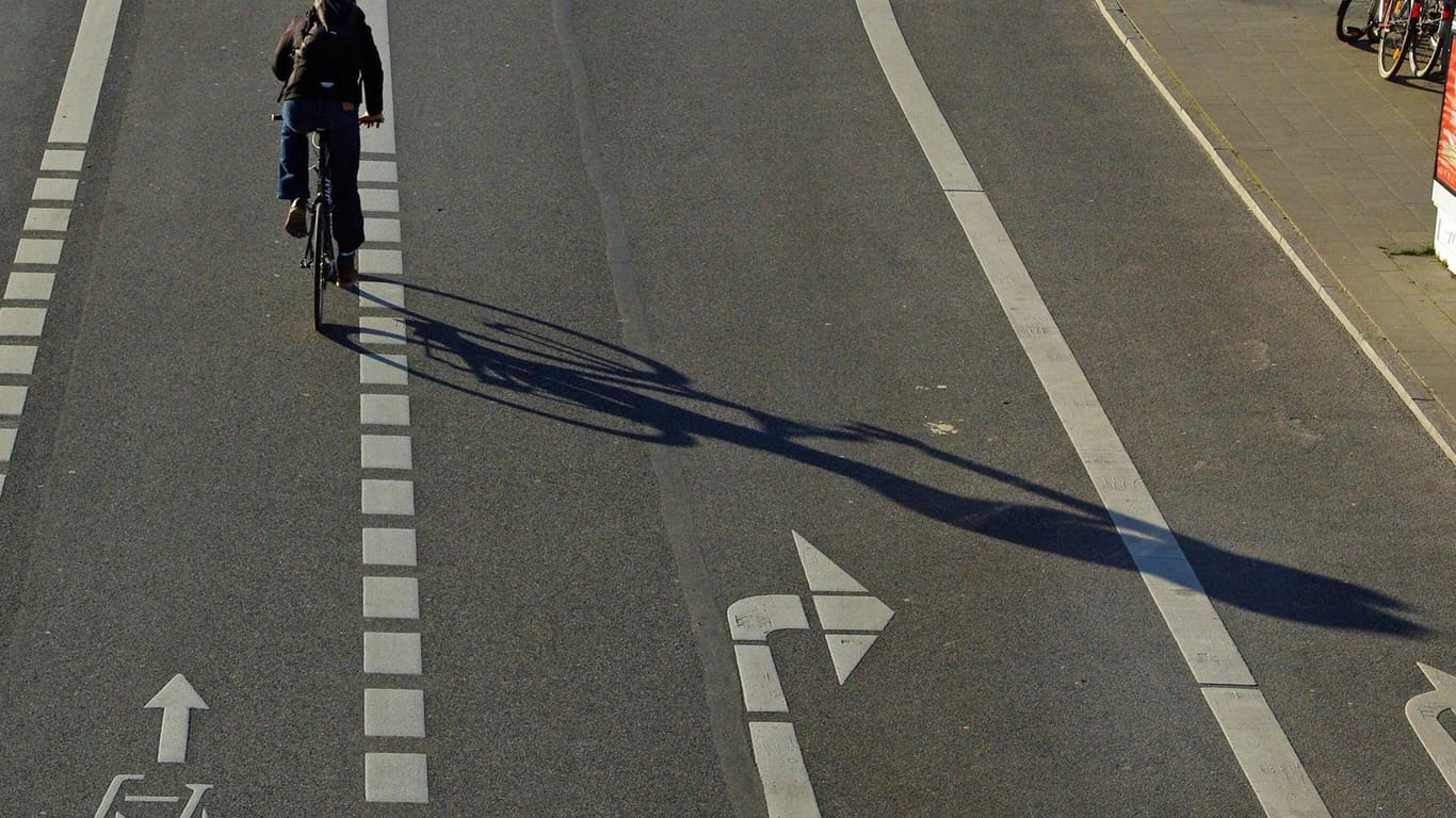 Schutzstreifen für Fahrradfahrer: Autofahrer dürfen ihn überfahren, müssen aber ausreichenden Abstand zu Radlern halten.