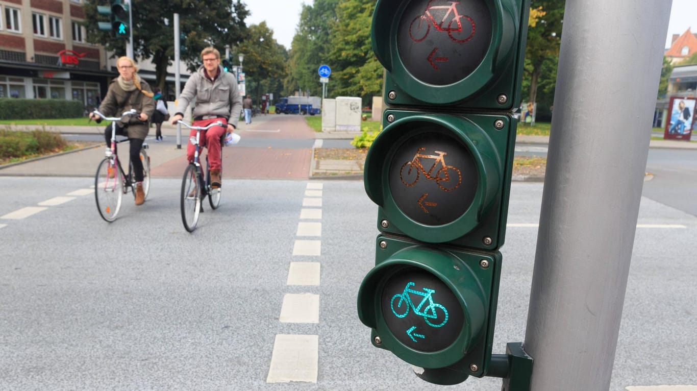 Fahrradampel: Steht die Autoampel noch auf Rot, dann dürfen Radler trotzdem fahren, wenn die Fahrradampel grünes Licht gibt.