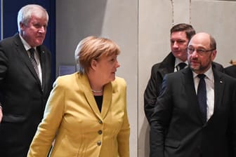 CSU-Chef Horst Seehofer, Kanzler Angela Merkel und SPD-Chef Martin Schulz: Die zähe Regierungsbildung verunsichert viele Menschen in Deutschland.