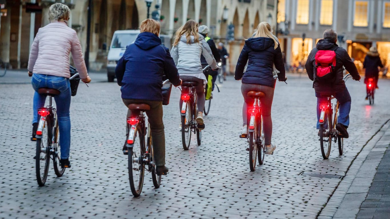 Radfahrer auf der Straße: In Fahrradstraßen dürfen Radler nebeneinander fahren. (Symbolbild)