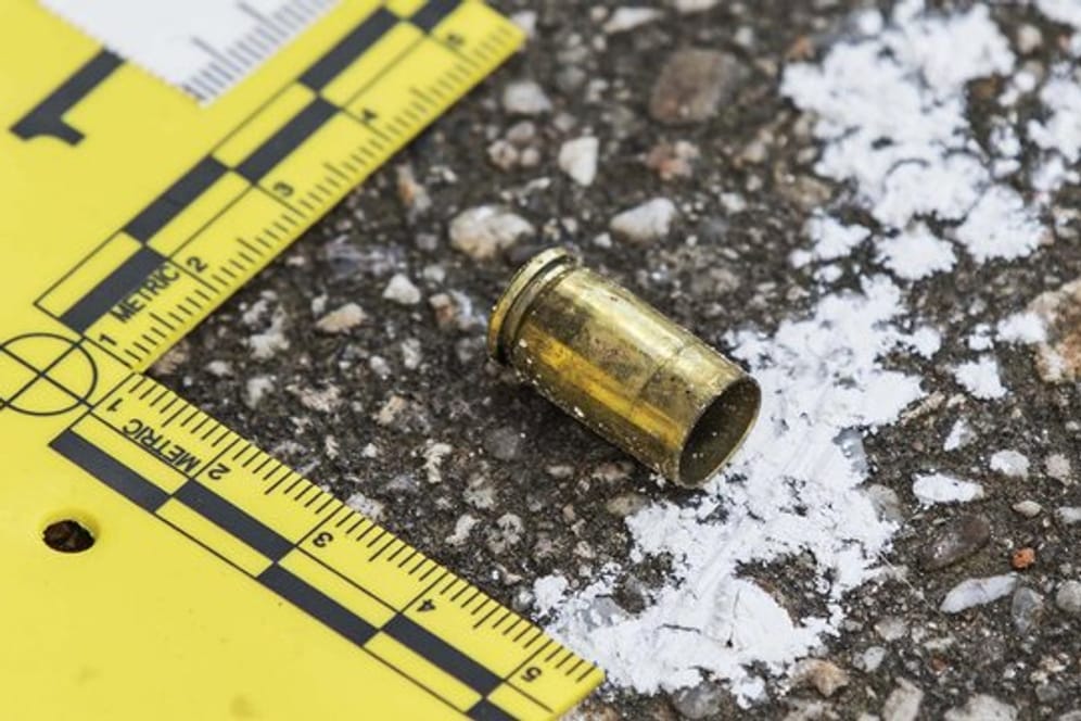 Eine Patronenhülse liegt in Salzgitter an dem Ort, an dem die Zwölfjährige in der Silvesternacht angeschossen wurde.