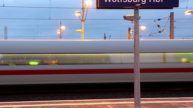 Das würden die Fahrgäste gerne seltener sehen: Ein ICE rauscht in voller Fahrt durch den Hauptbahnhof in Wolfsburg. Das würden die Fahrgäste gerne seltener sehen: Ein ICE rauscht in voller Fahrt durch den Hauptbahnhof in Wolfsburg.