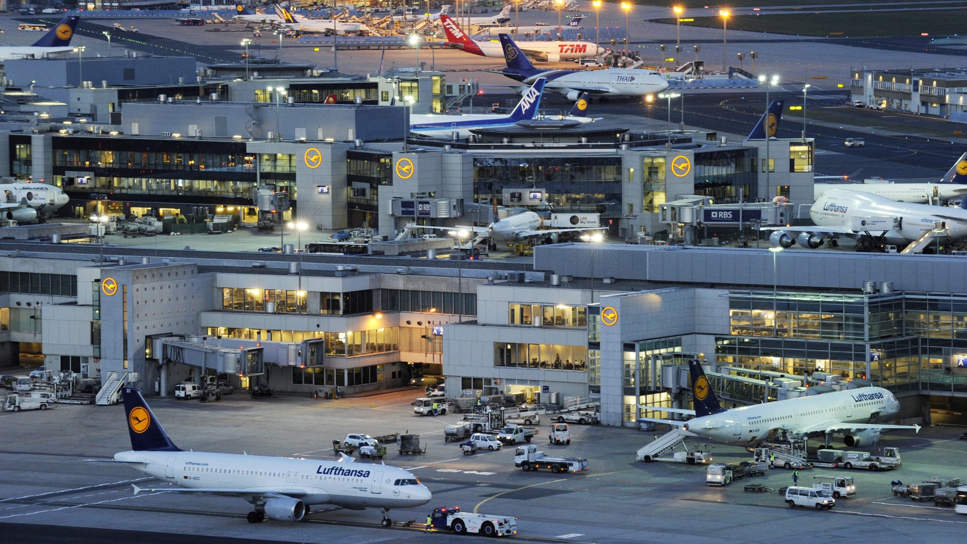 Der Flughafen Frankfurt am Main ist der größte Flughafen in Deutschland. Der Flughafen Frankfurt am Main ist der größte Flughafen in Deutschland.