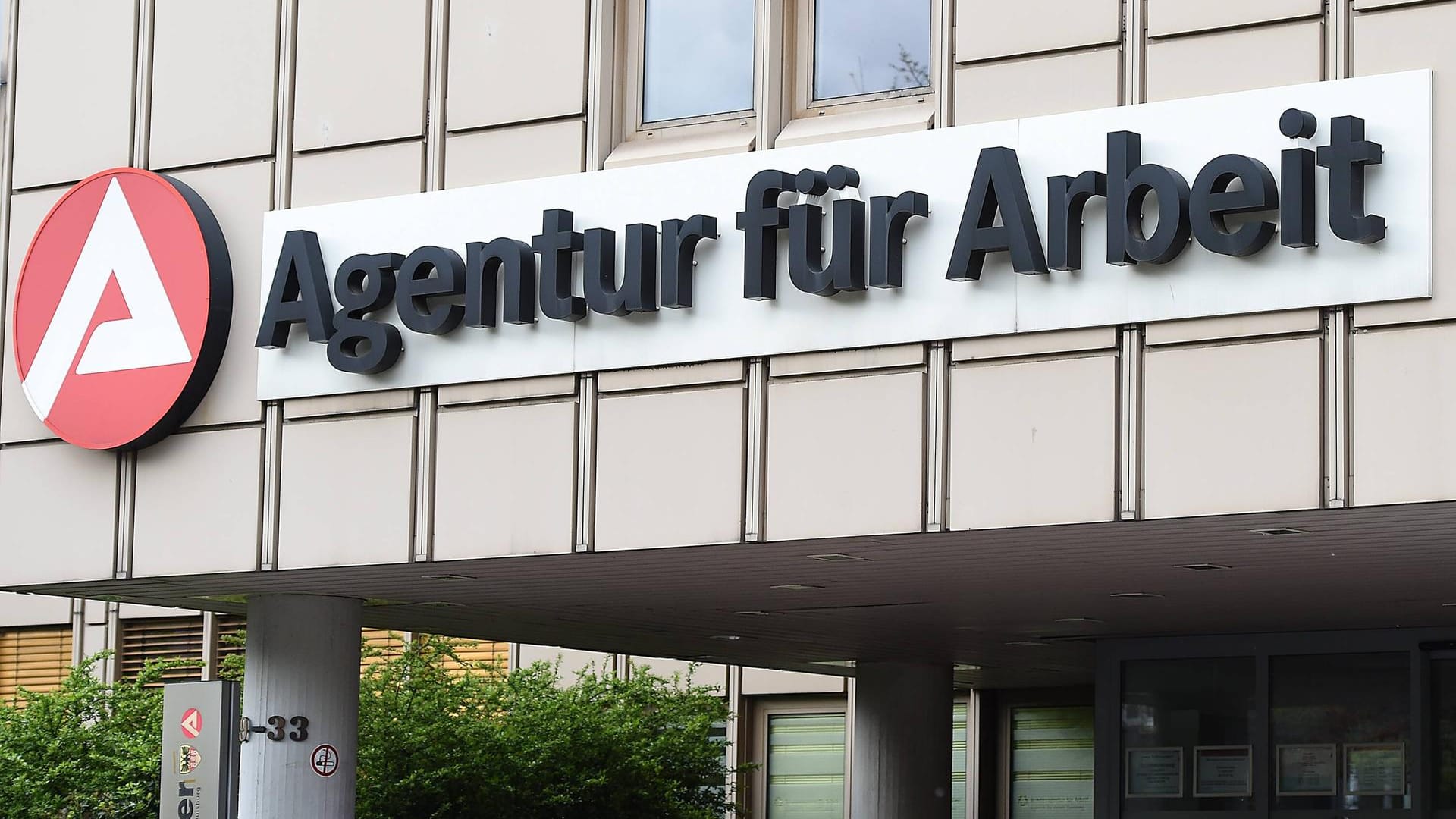 Die Bundesagentur für Arbeit ist die Verwaltungsträgerin der deutschen Arbeitslosenversicherung mit Sitz in Nürnberg. Die Bundesagentur für Arbeit ist die Verwaltungsträgerin der deutschen Arbeitslosenversicherung mit Sitz in Nürnberg.