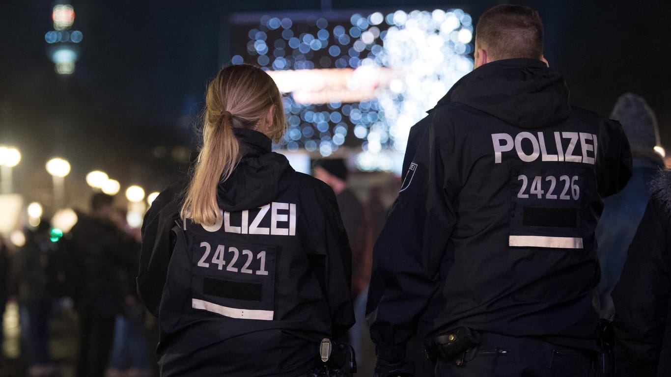 Berliner Polizisten in der Silvesternacht: In Neukölln schossen Jugendliche mit Schreckschussmunition auf einen Streifenwagen.