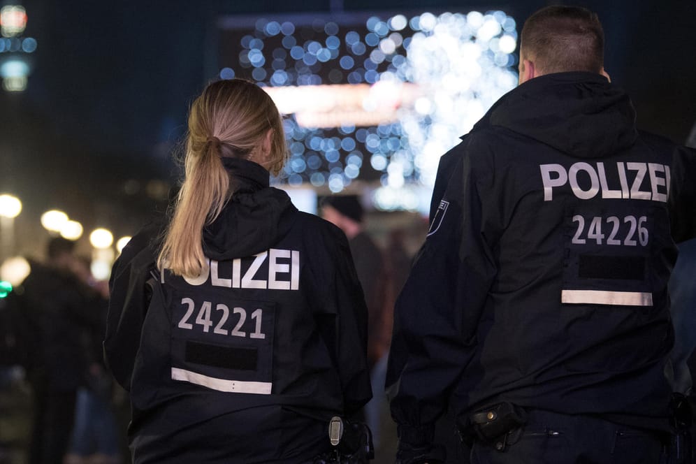 Berliner Polizisten in der Silvesternacht: In Neukölln schossen Jugendliche mit Schreckschussmunition auf einen Streifenwagen.