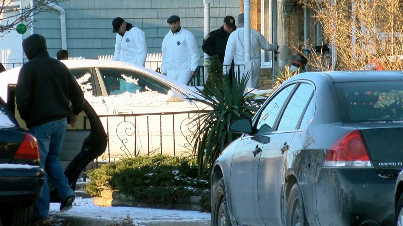 Polizisten vor dem Tatort in Long Branch: Hier soll der Jugendliche seine Familie getötet haben.